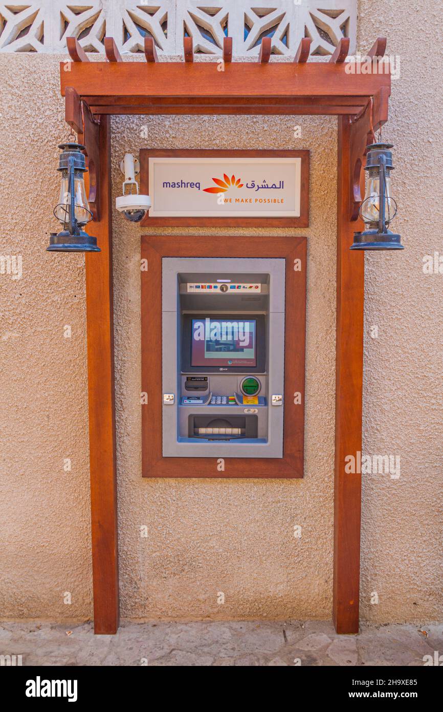 DUBAI, EAU - 19 DE ENERO de 2018: ATM tradicionalmente decorado en Dubai, EAU Foto de stock