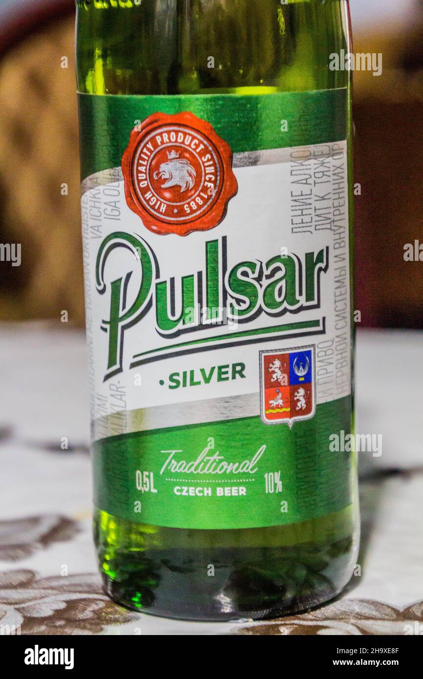 SAMARCANDA, UZBEKISTÁN: 27 DE ABRIL de 2018: Etiqueta de la cerveza Pulsar  en una botella Fotografía de stock - Alamy