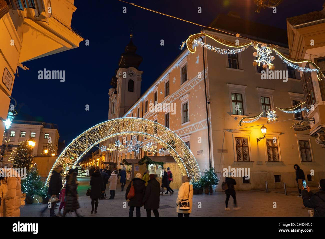 Mercado de navidad en Gyor Hungría con luces y personas . Foto de stock