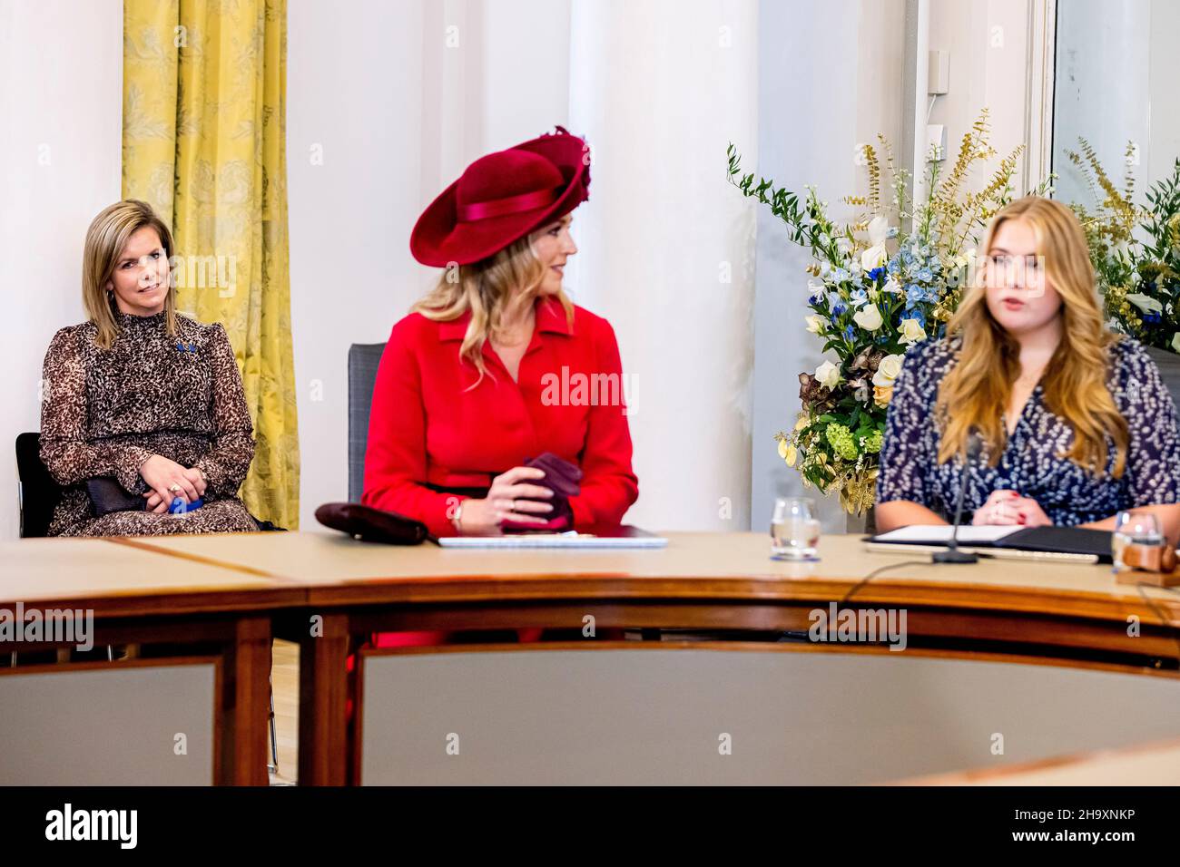 LA HAYA - Princesa Amalia de los Países Bajos se presenta en el Consejo de Estado en presencia del Rey Willem-Alexander y la Reina Maxima de los Países Bajos, 8 de diciembre de 2021. Foto: Patrick van Katwijk Foto de stock