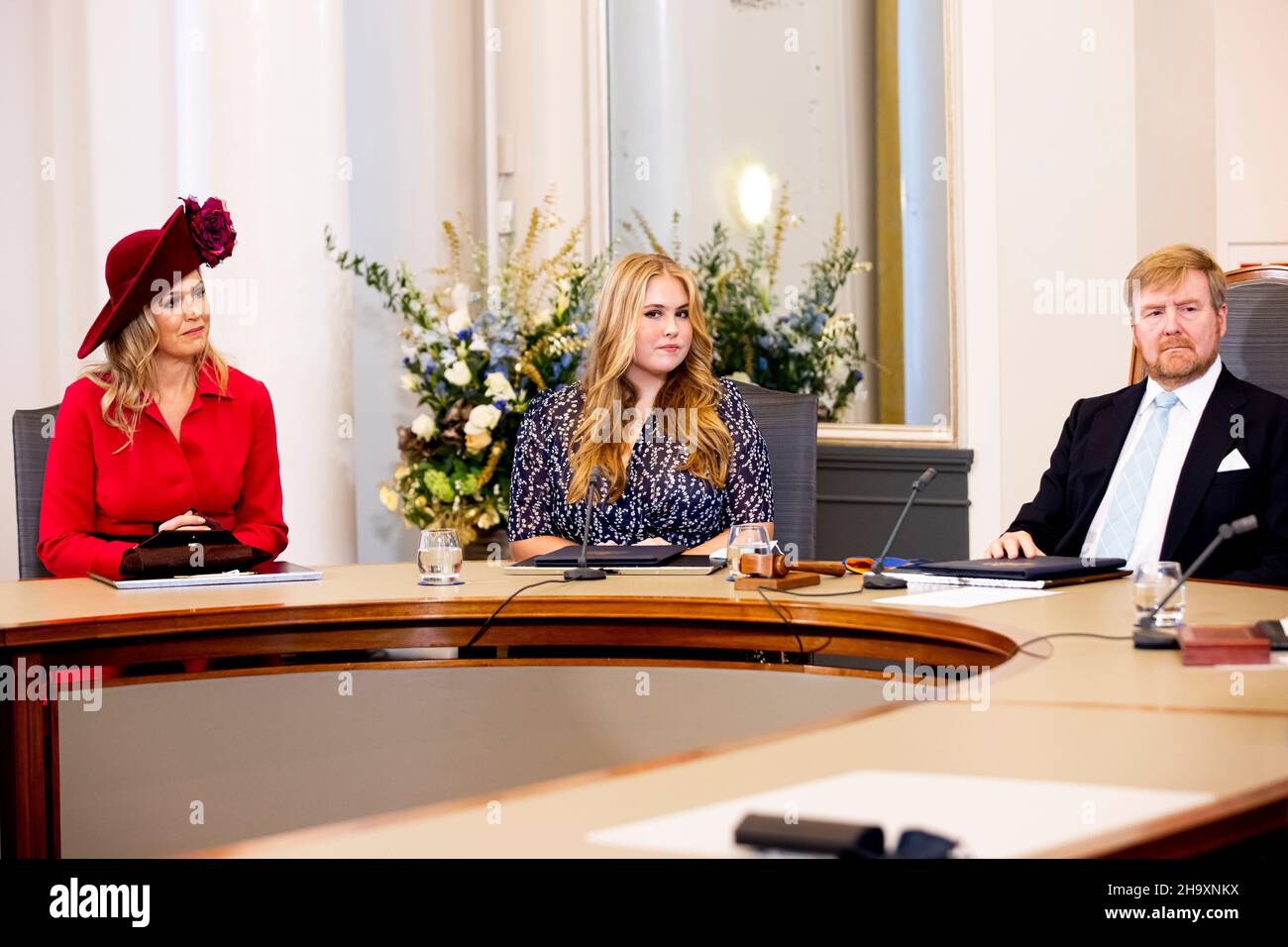 LA HAYA - Princesa Amalia de los Países Bajos se presenta en el Consejo de Estado en presencia del Rey Willem-Alexander y la Reina Maxima de los Países Bajos, 8 de diciembre de 2021. Foto: Patrick van Katwijk Foto de stock