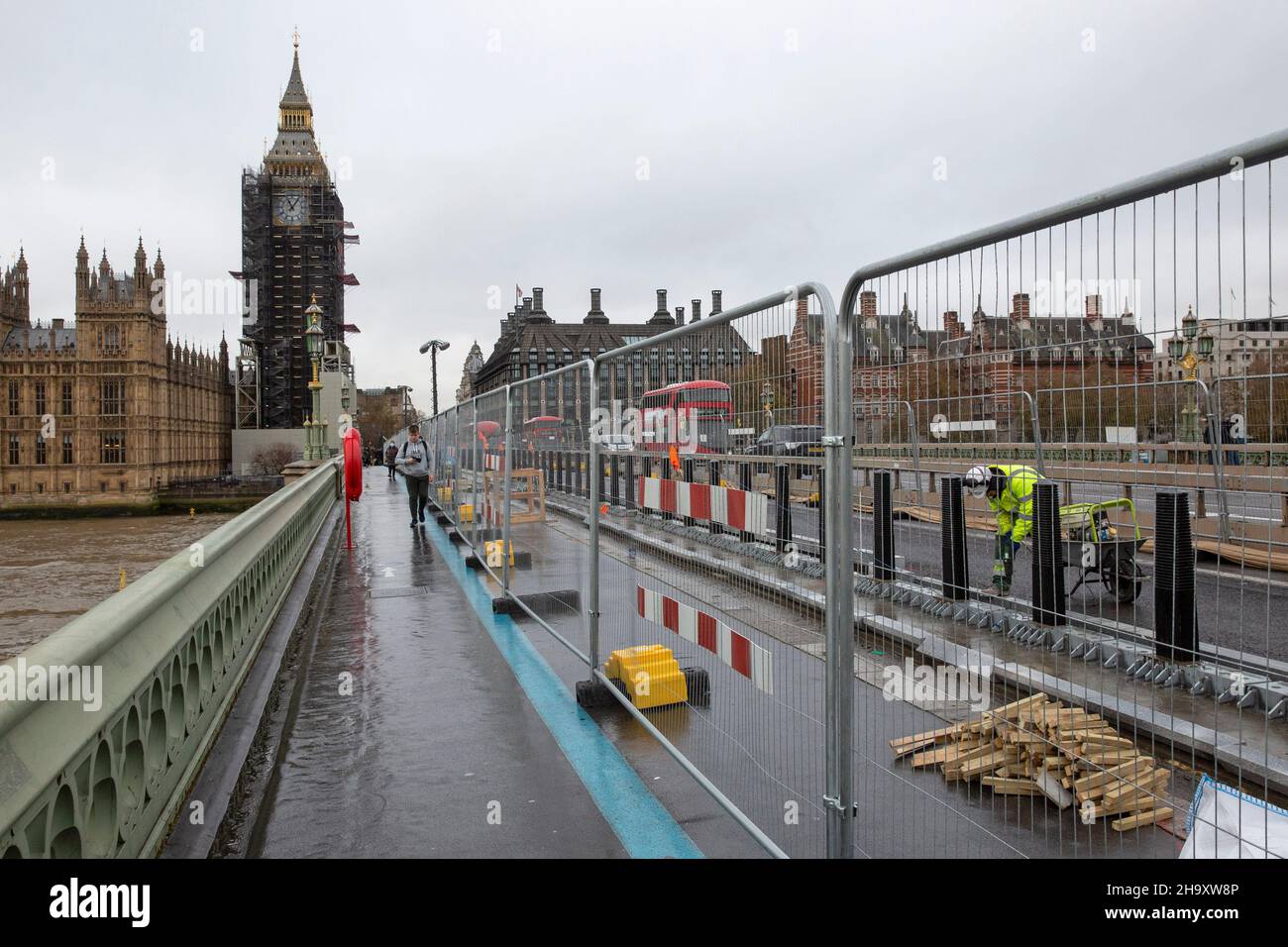 Los trabajadores de la construcción instalan carriles para ciclistas en Westminster Bridge, Londres, Reino Unido Foto de stock