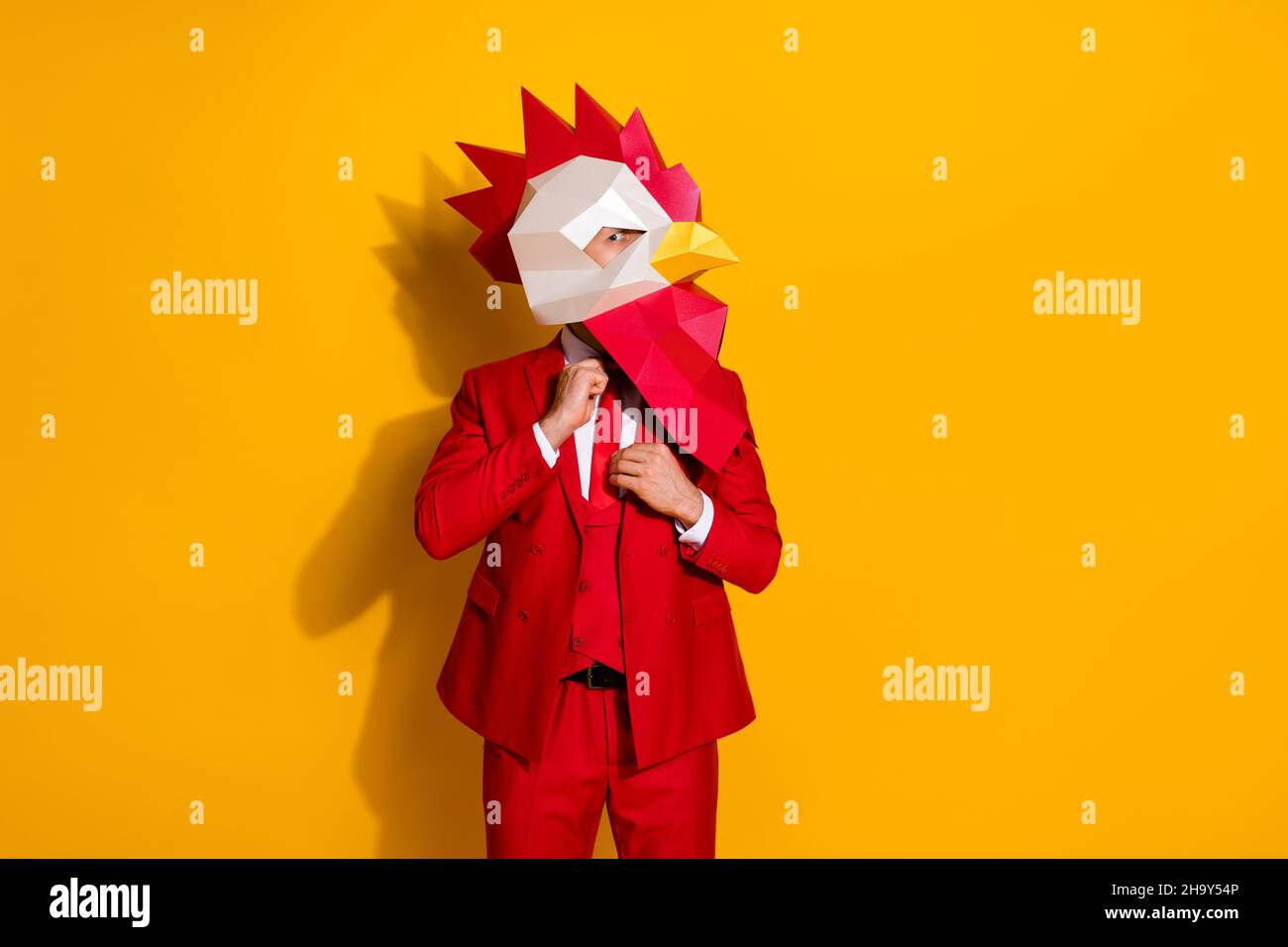 Foto de éxito chico fijar corbata mirada espacio vacío desgaste máscara  polla rojo tux aislado color amarillo fondo Fotografía de stock - Alamy
