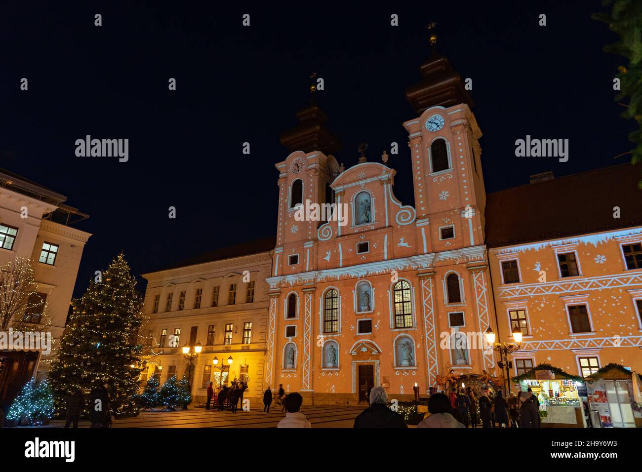 Mercado de navidad en Gyor Hungría con luces y personas . Foto de stock