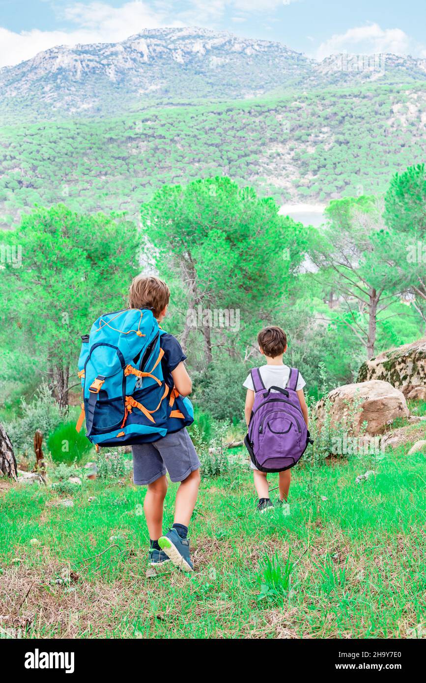 Dos chicos excursionistas senderismo en el monte con sus mochilas