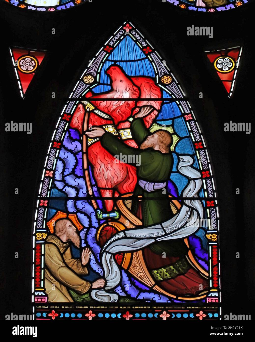 Una vidriera de Fredreick Preedy que representa a Elías subiendo al cielo en un torbellino visto por Eliseo, la Iglesia de Santa María, Old Hunstanton, Foto de stock