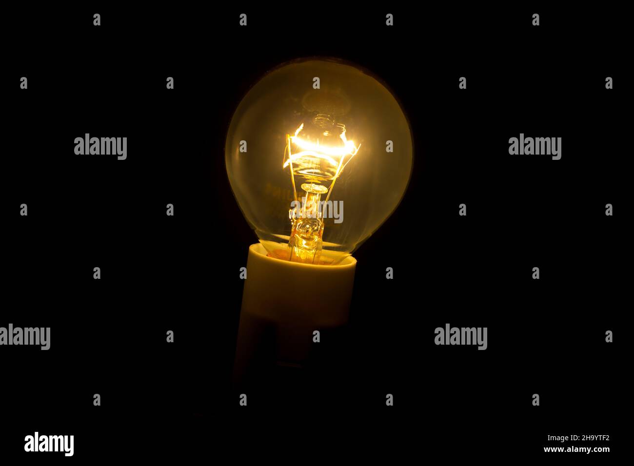 Bombilla incandescente encendida, que proporciona luz y calidez Fotografía  de stock - Alamy