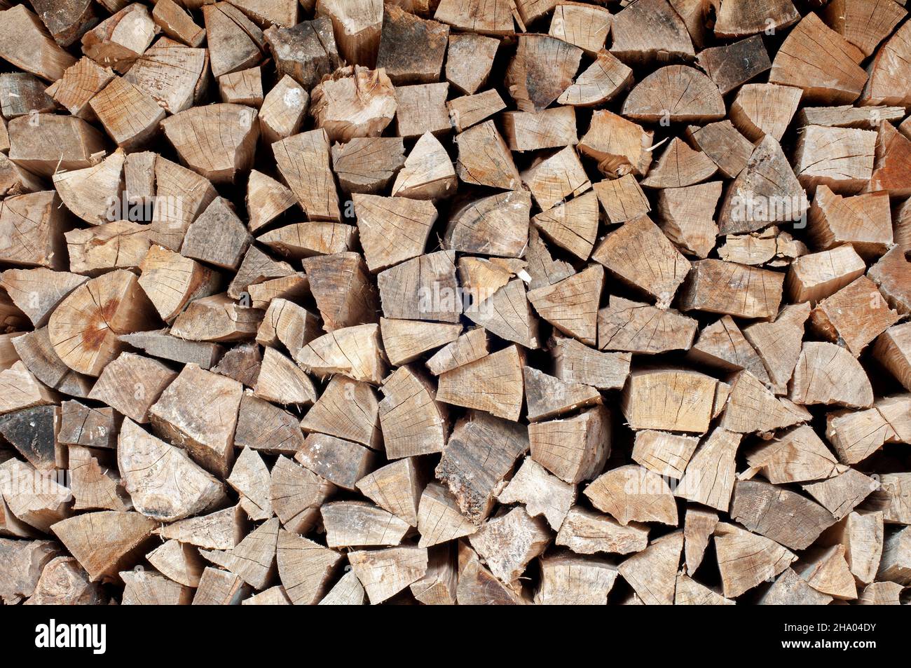 Pila de un patrón seco de troncos de leña picada Foto de stock
