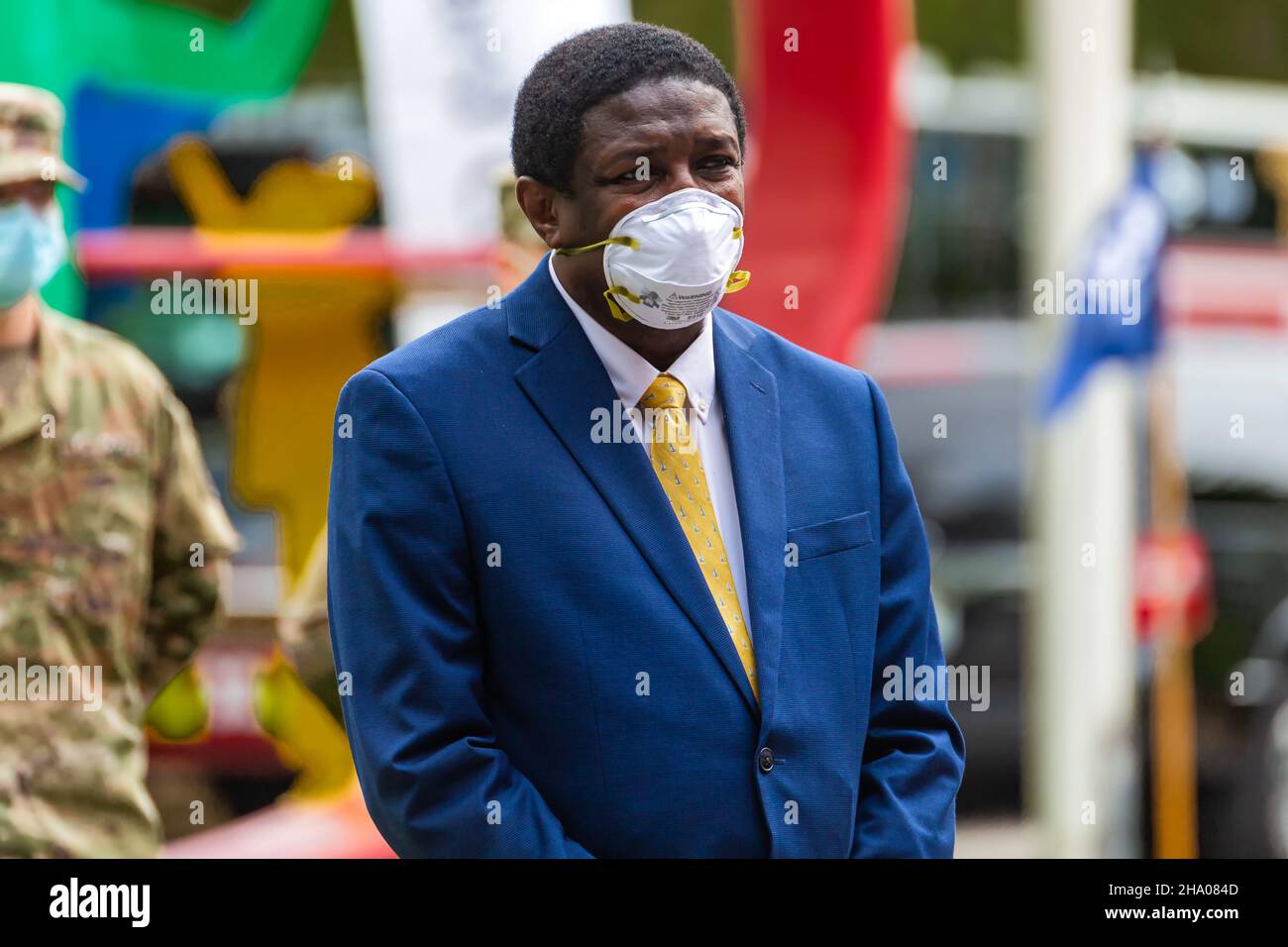 Gobernador de Florida Ron DeSantis en la máscara médica durante la pandemia COVID-19. Estado de emergencia de Florida. Crisis del coronavirus en EE.UU. Foto de stock