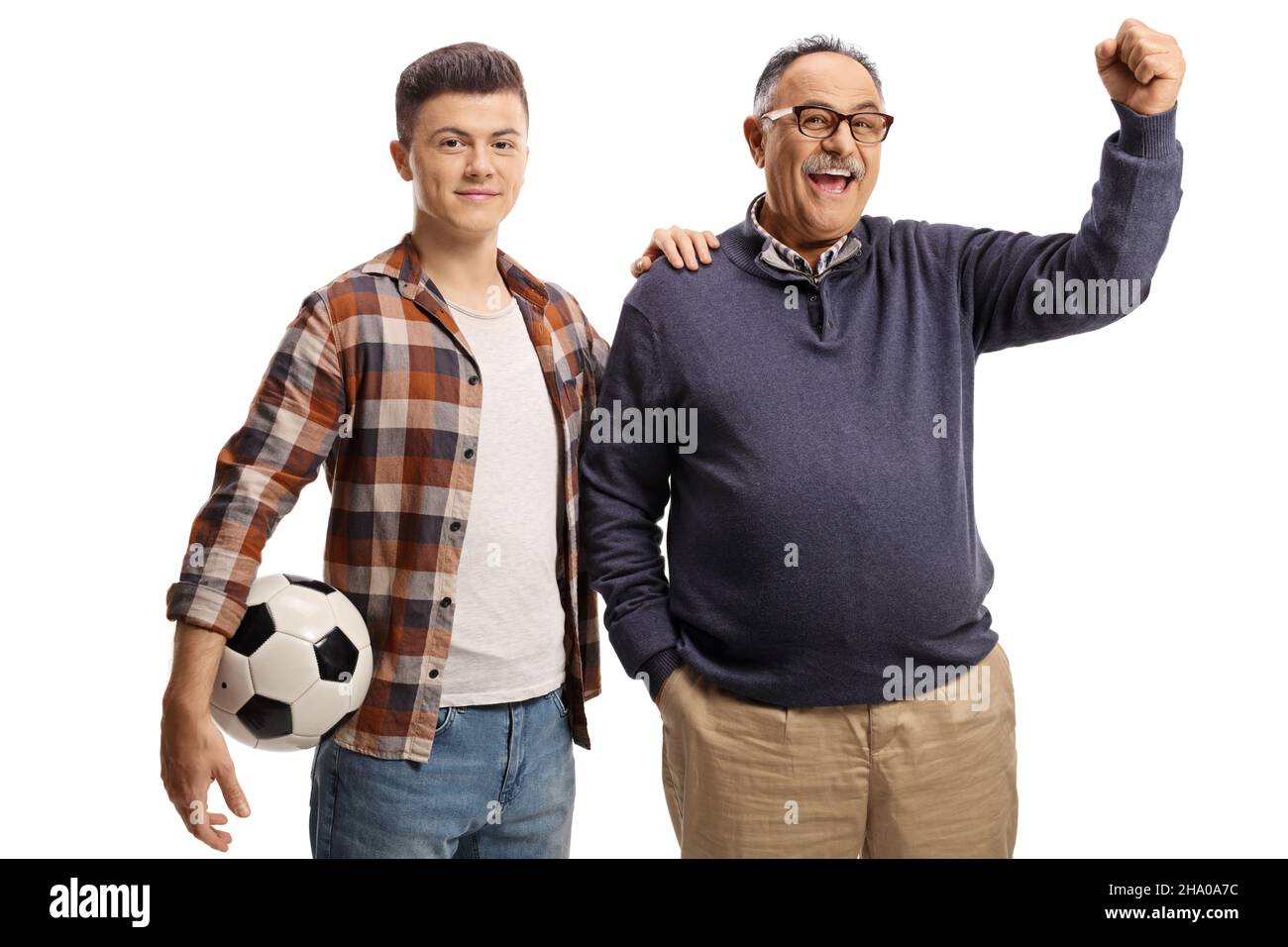 Hombre maduro y un hombre posando con una pelota de fútbol y alegrando aislados sobre fondo blanco Foto de stock