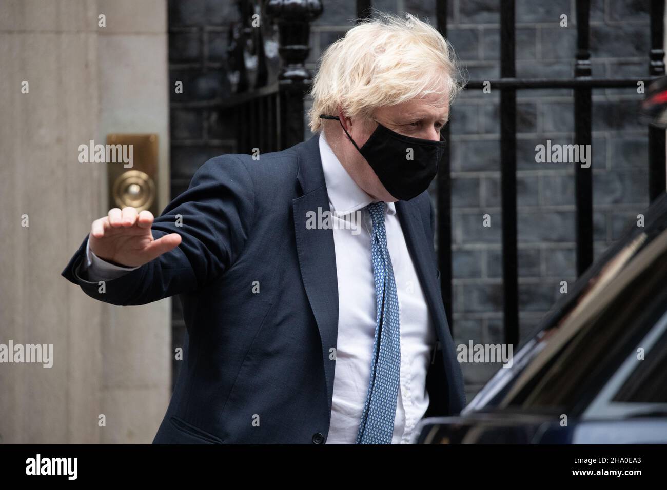 El Primer Ministro Boris Johnson abandona el 10 Downing Street para PMQs Foto de stock