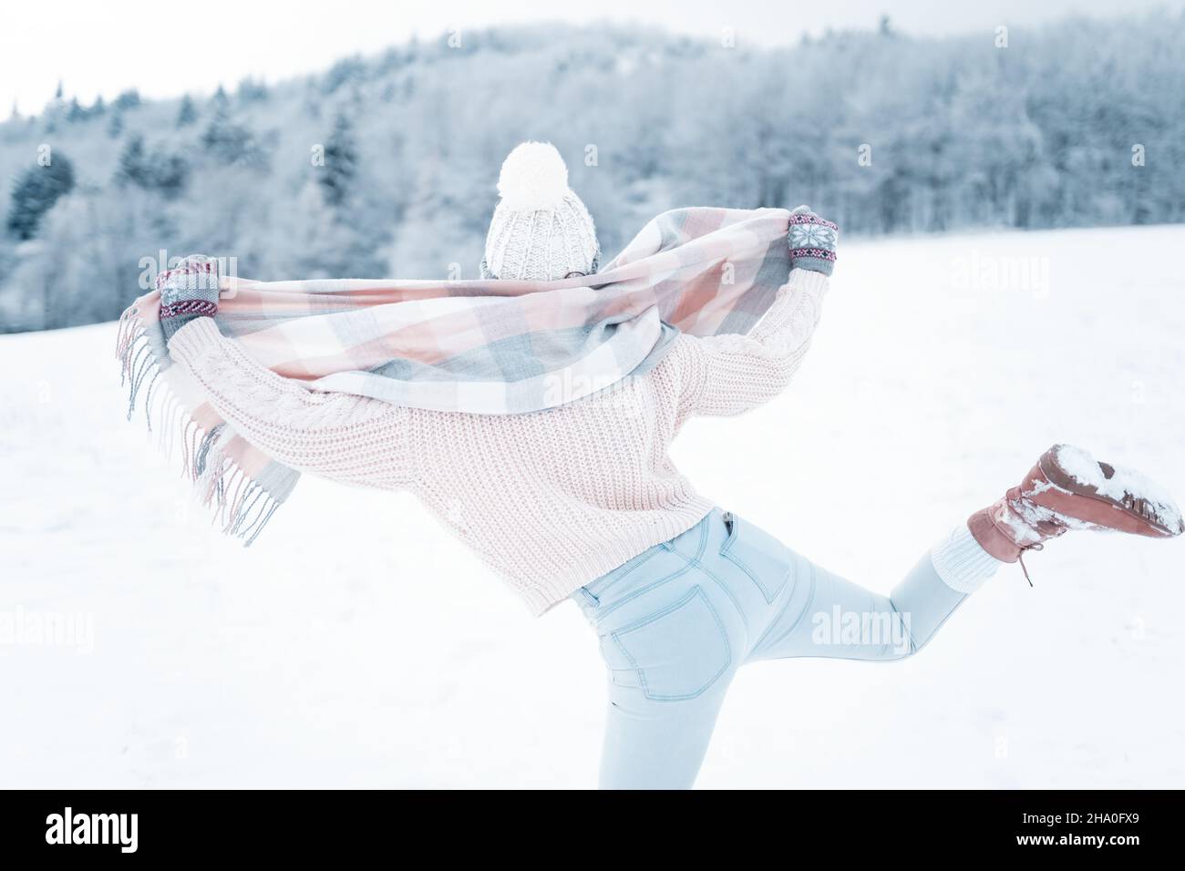 hermosa niña feliz en traje de esquí y sombrero de lana con gafas de  protección en la nieve blanca en las montañas durante el invierno  vacaciones de navidad al aire libre Fotografía