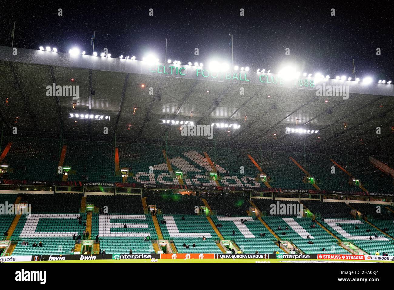 Los aficionados llenan las gradas antes del partido de la UEFA Europa League, Grupo G en Celtic Park, Glasgow. Fecha de la foto: Jueves 9 de diciembre de 2021. Foto de stock