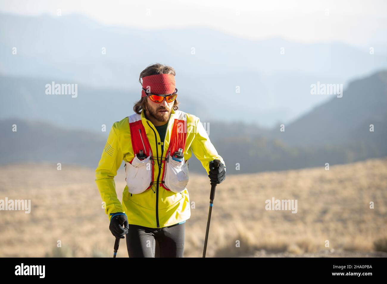 Un hombre usando un bandana caminatas hasta Pico de Orizaba Foto de stock