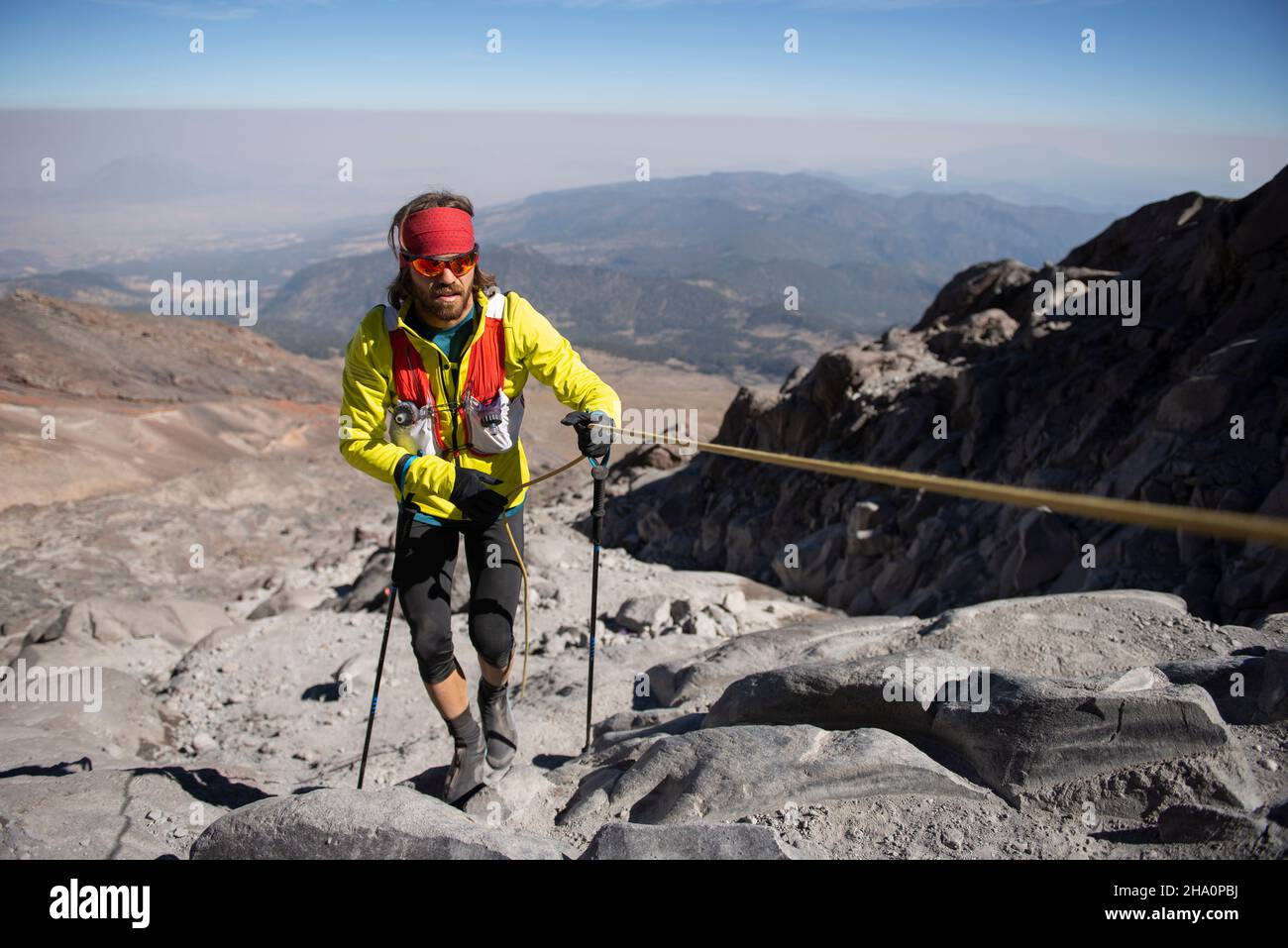 Un hombre que sostiene una cuerda fija mientras que sube Pico de Orizaba Foto de stock