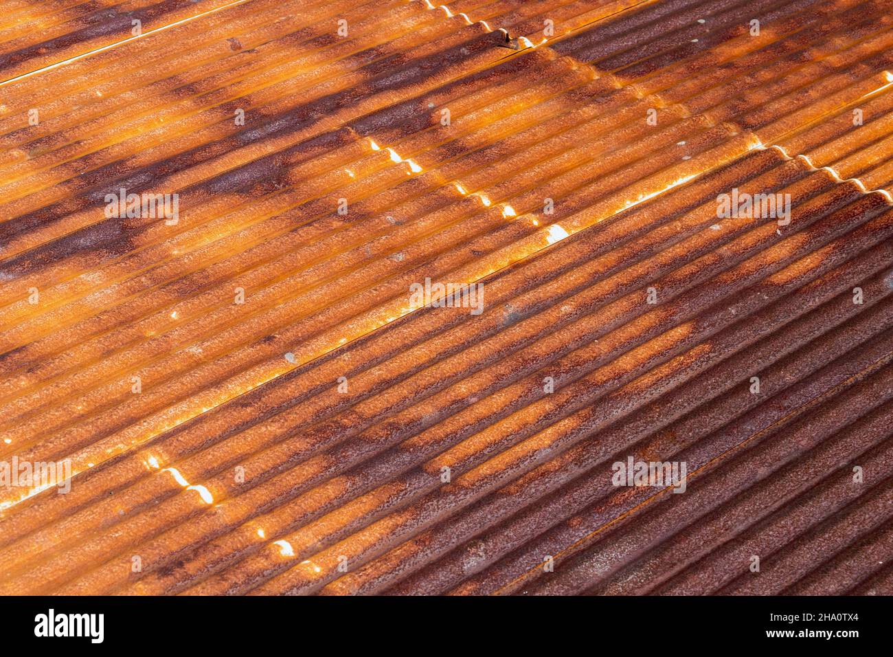 Foto de fondo de una pendiente de techo de metal rojo oxidado Foto de stock