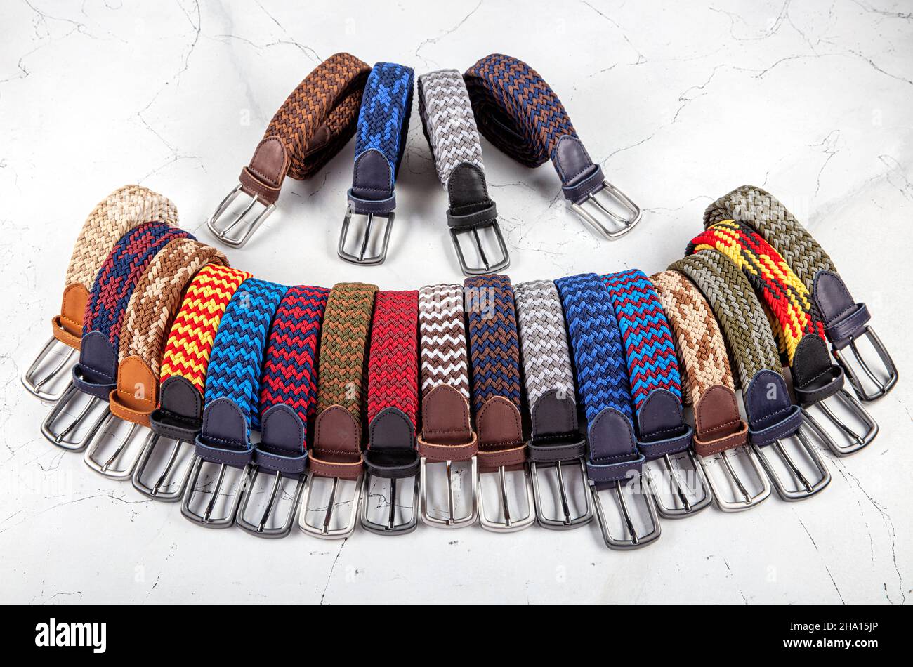 Cinturones elásticos para hombre de moda y abrochados con hebilla metálica  oscura Fotografía de stock - Alamy