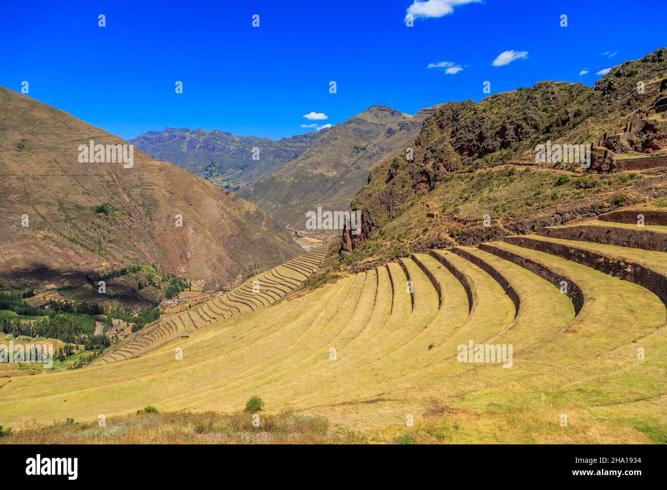 Antiguas terrazas agrícolas incas en la ladera de la montaña, Pisac, Perú Foto de stock