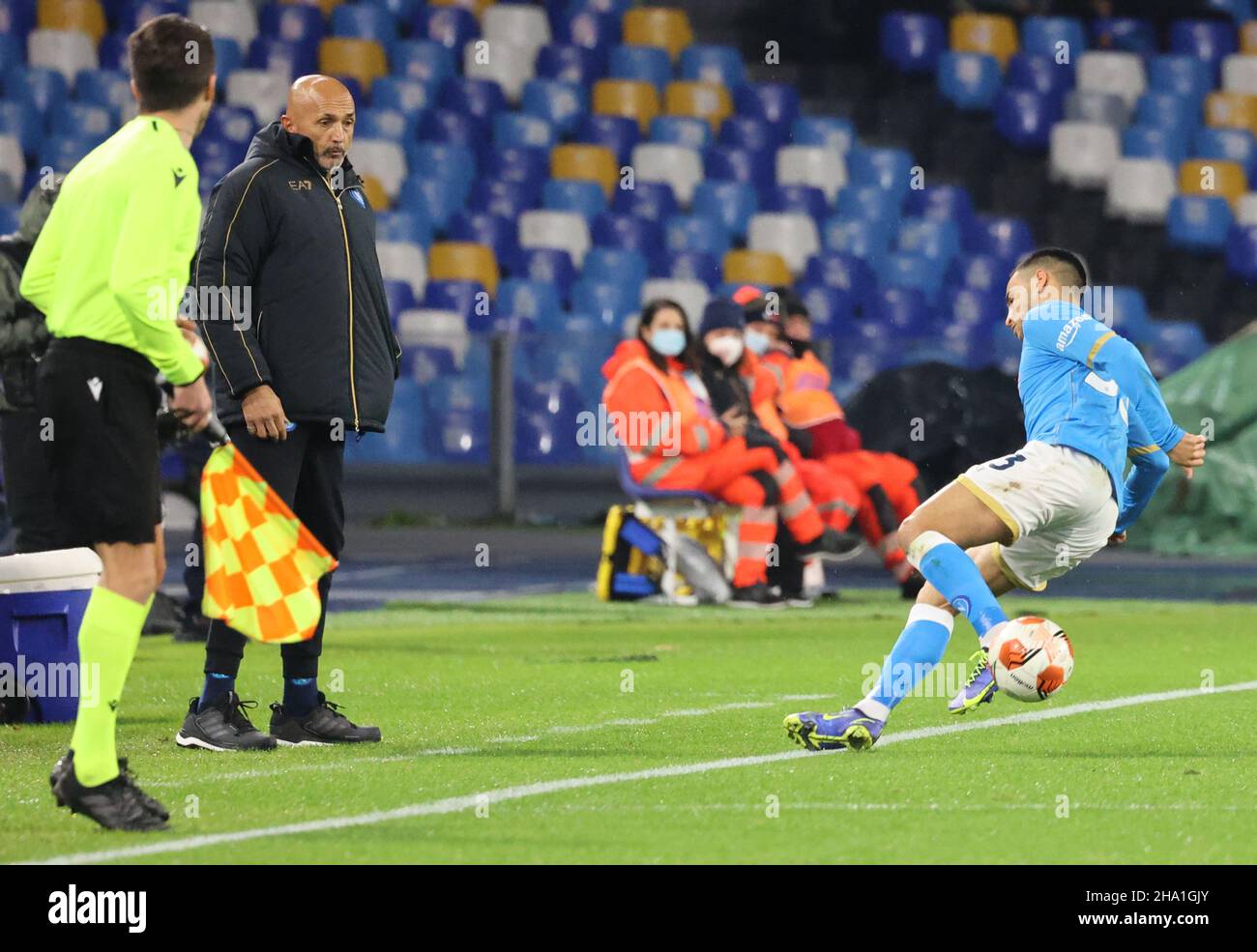 Nápoles, Campania, Italia. 9th de Dic de 2021. Durante el partido de fútbol de la Liga Europea SSC Napoli vs FC Leicester City el 09 de diciembre de 2021 en el estadio Diego Armando Maradona en Naples.In Picture: Simpatizantes naples.Adam Ounas (Credit Image: © Fabio Sasso/ZUMA Press Wire) Foto de stock