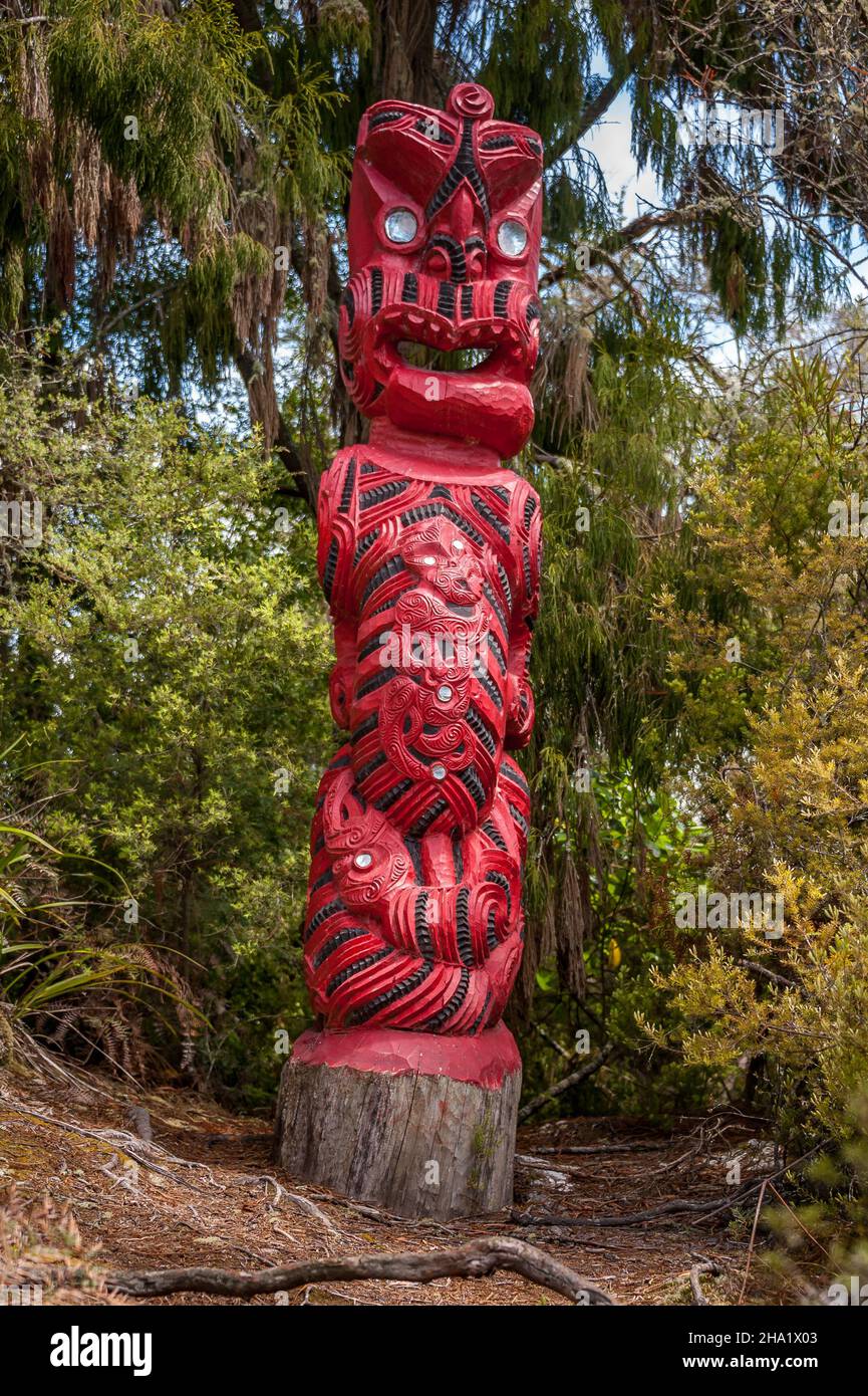 Maori Pouwhenua (postes de marcador tallados) Rotorua Nueva Zelanda Foto de stock