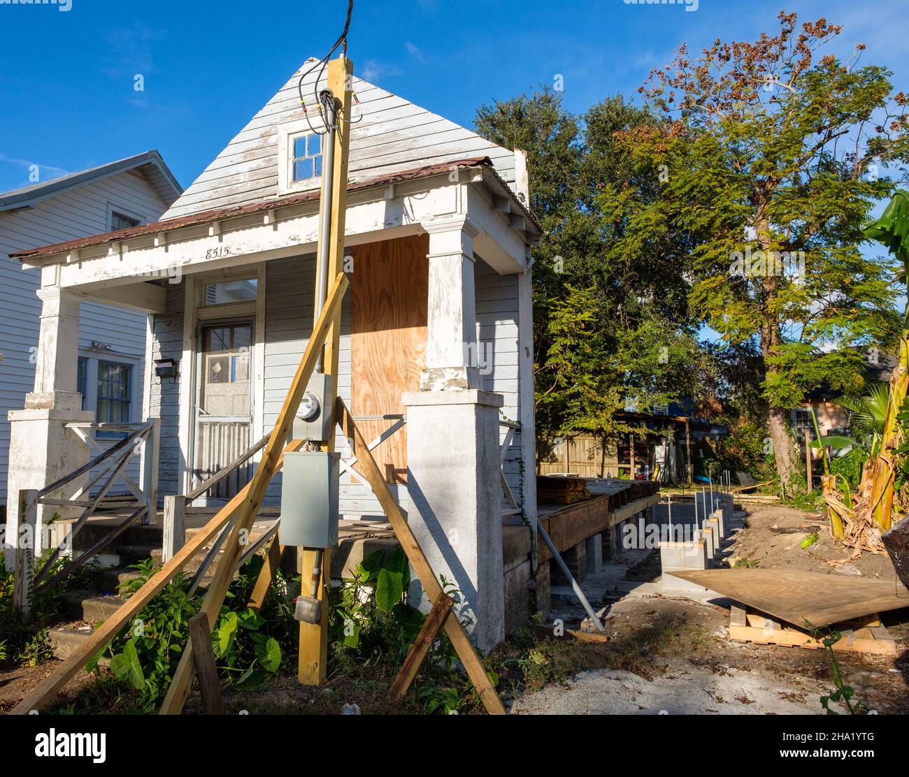NUEVA ORLEANS, LA, EE.UU. - 5 DE DICIEMBRE de 2021: Vista frontal de la casa en construcción en el barrio de Uptown utilizando la fachada antigua Foto de stock