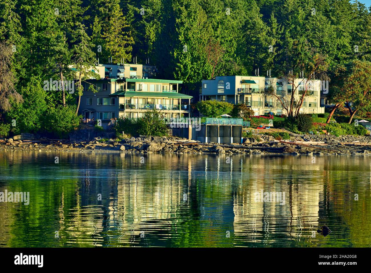 El complejo turístico Inn of the Sea está situado en el borde de las aguas en el canal Stuart, entre las islas del Golfo y la hermosa isla Vancouver B.C Foto de stock