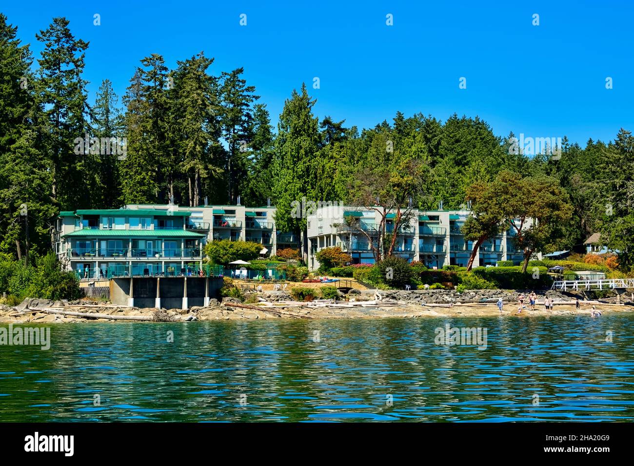 El complejo turístico Inn of the Sea está situado en el borde de las aguas en el canal Stuart, entre las islas del Golfo y la hermosa isla de Vancouver Foto de stock