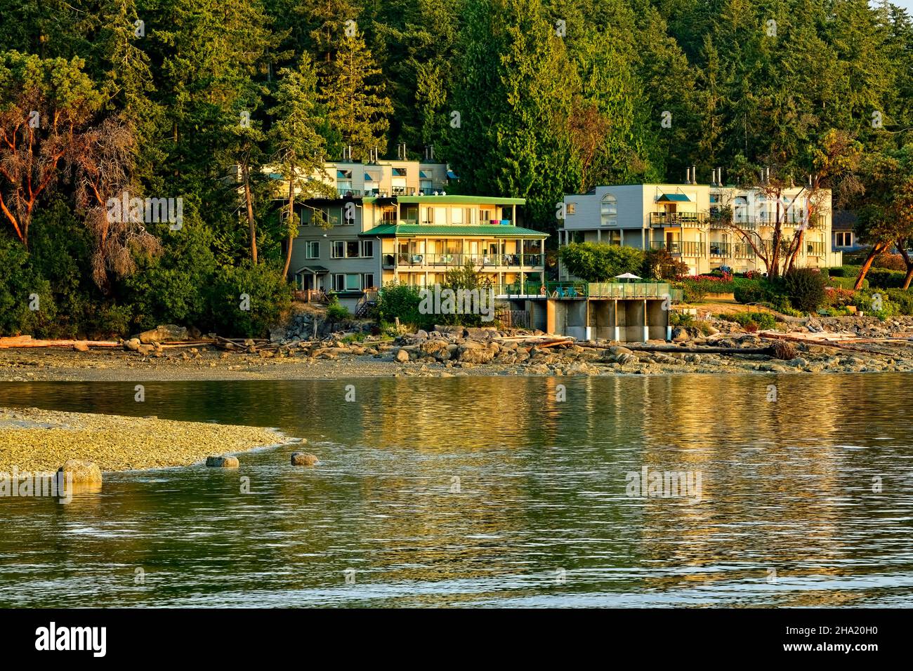 El complejo turístico Inn of the Sea está situado en el borde del agua en el canal Stuart entre las islas del Golfo y la hermosa Vancouver Isand British Col Foto de stock