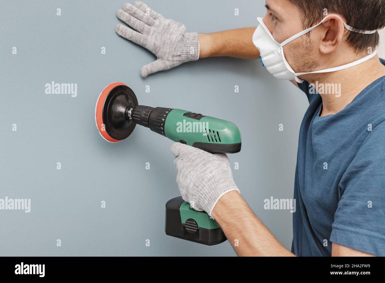 El joven handyman que usa pared de molienda del respirador con la máquina de lijar del Concepto trabajo y negocios de los trabajadores Fotografía de stock - Alamy