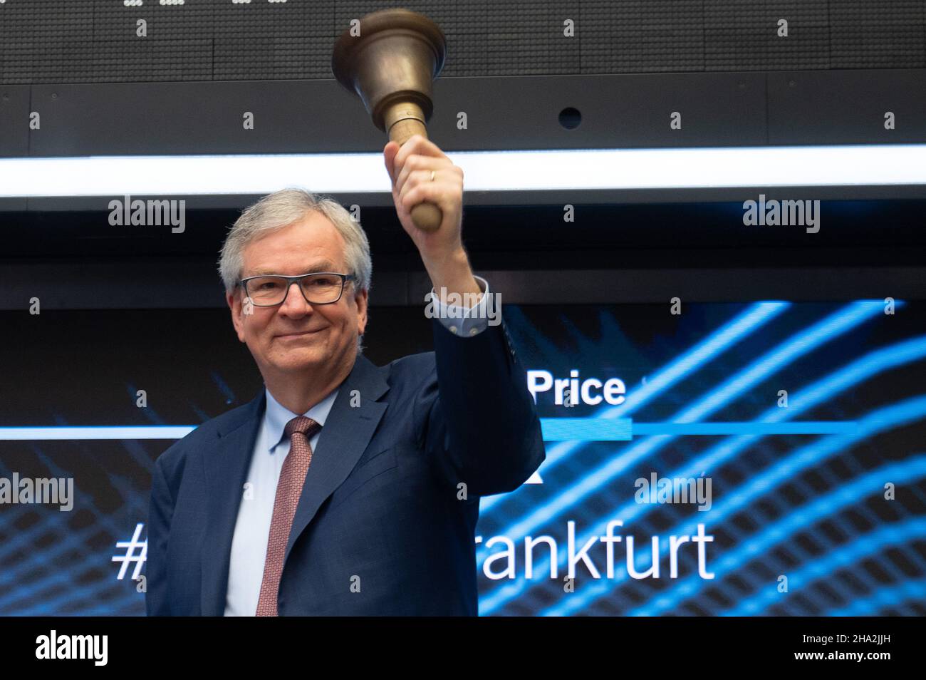 Frankfurt, Alemania. Dic 10 2021:: Martin Daum, Presidente del Consejo de  Administración de Daimler Truck AG, hace sonar el timbre de la bolsa de  valores durante la OPI del fabricante de vehículos