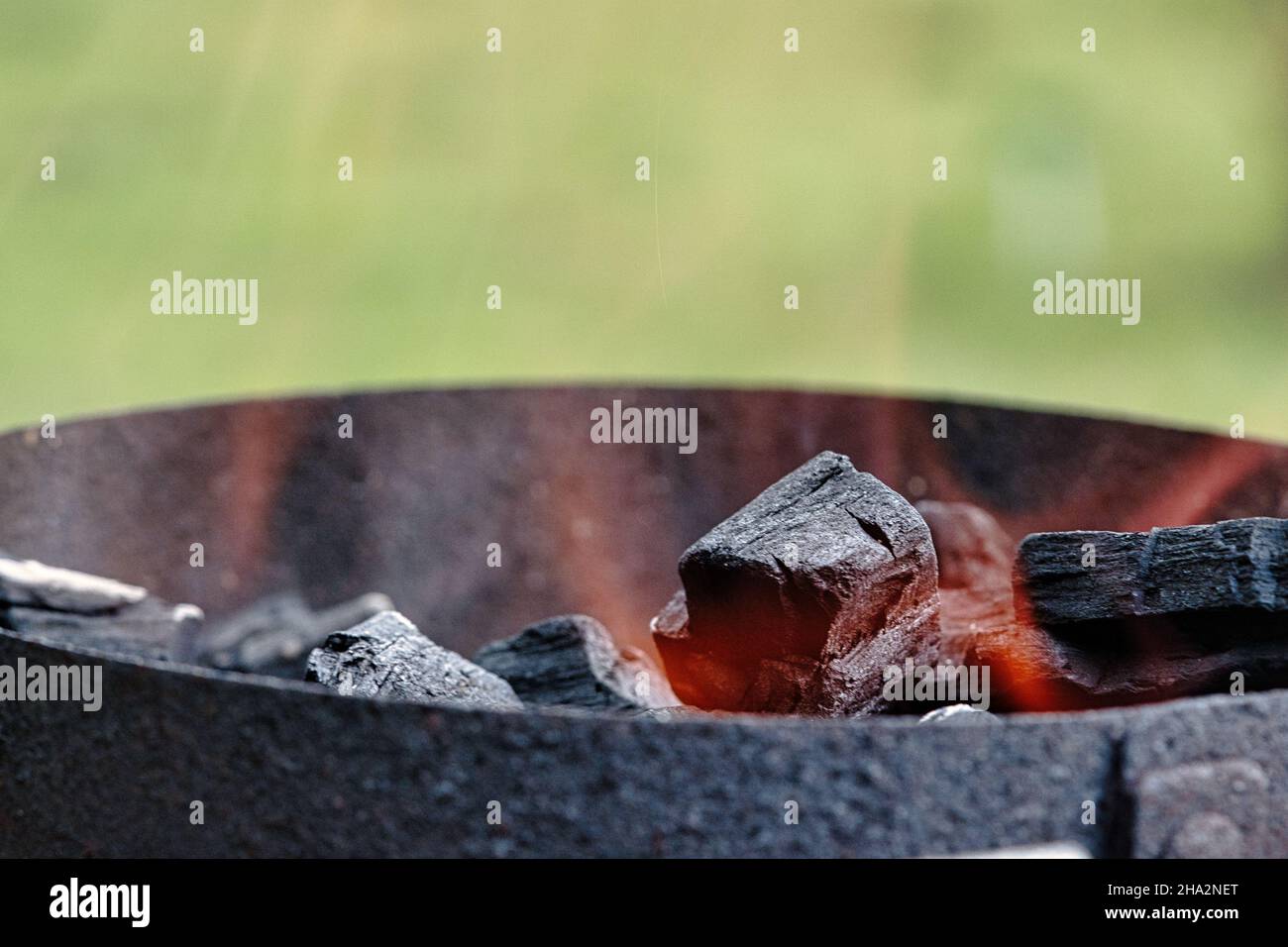 La quema de carbón vegetal listo para la barbacoa. Barbacoa Fotografía de  stock - Alamy