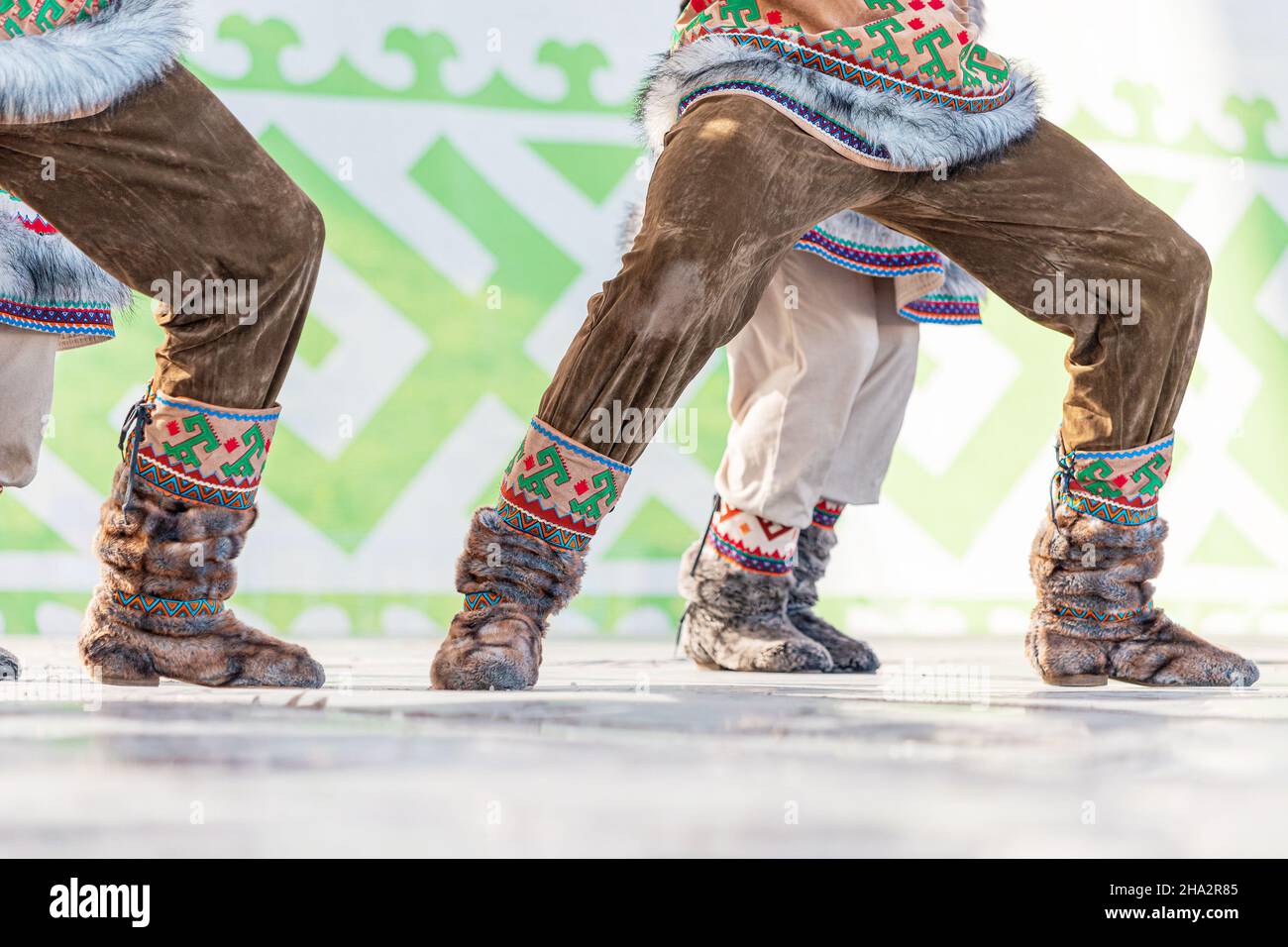 Zapatos cálidos tradicionales de los pueblos indígenas del norte. Botas  ricamente decoradas con piel de ciervo y diseños nacionales Fotografía de  stock - Alamy