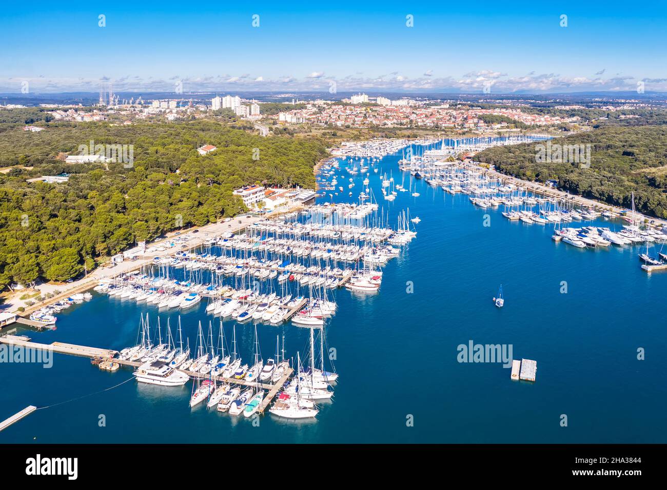 Barcos, veleros y yates en Marina Veruda y Port Bunarina, vista aérea, Pula, Istria, Croacia Foto de stock