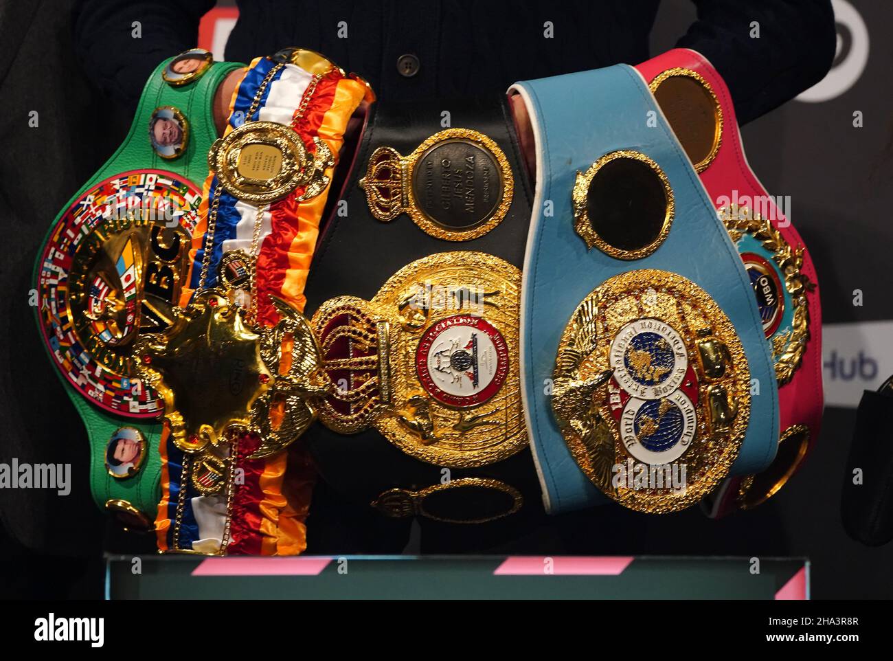 El promotor de boxeo Eddie Hearn tiene cinturones de título mundial  pertenecientes a Katie Taylor durante un pesaje en el Black-E, Liverpool.  Fecha de la foto: Viernes 10 de diciembre de 2021
