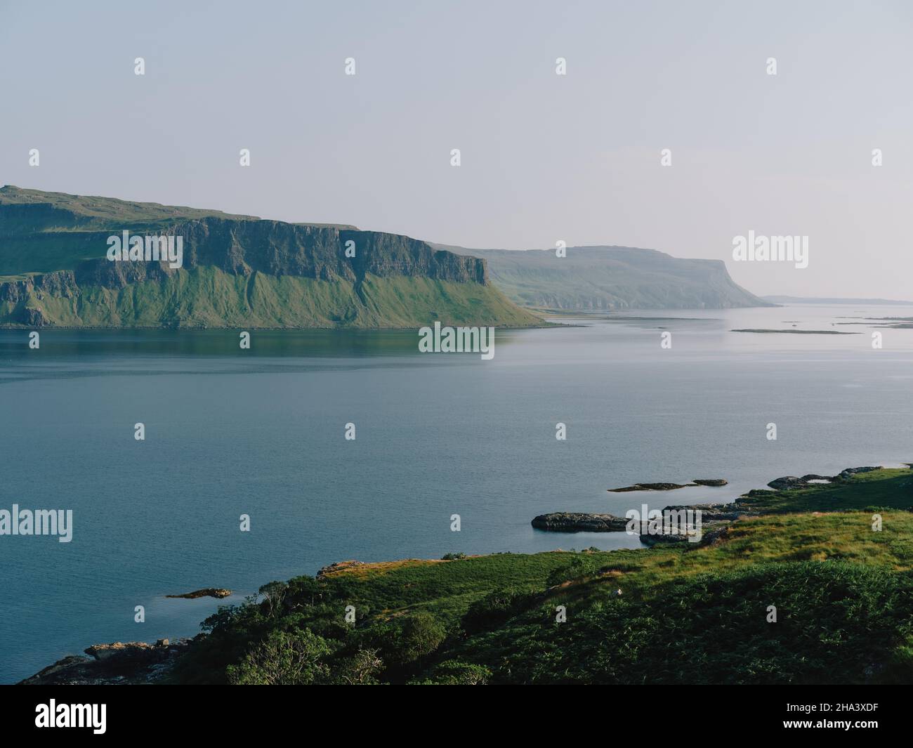 Mirando hacia el sudeste a través del verde paisaje veraniego del lago Na Keal hasta los acantilados de Creag a Ghaill, la isla de Mull, las Hébridas Interiores, Argyll y Bute Escocia Reino Unido Foto de stock