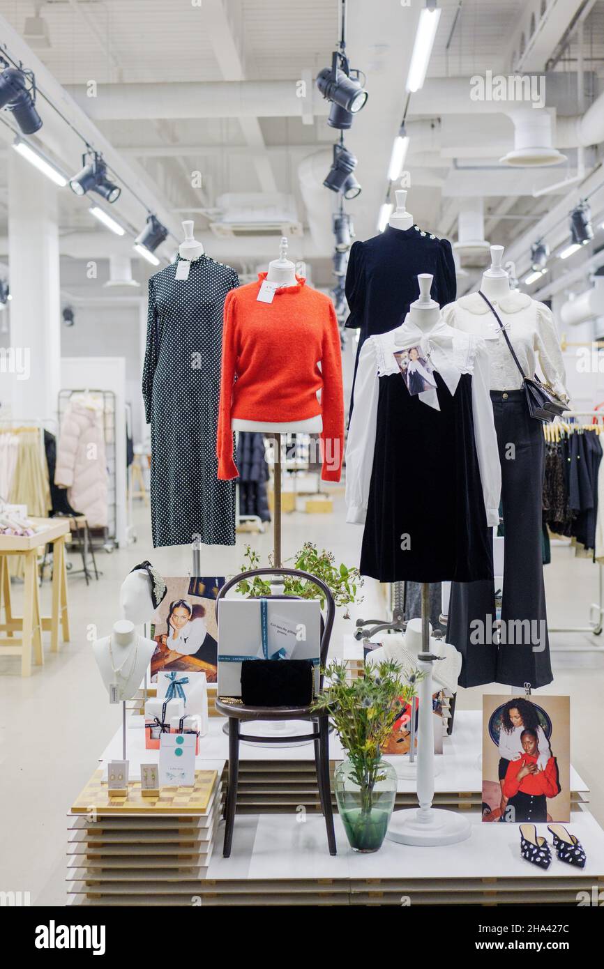 Interior de la tienda de ropa para mujer de moda de alta calle ' y otras  historias' Fotografía de stock - Alamy