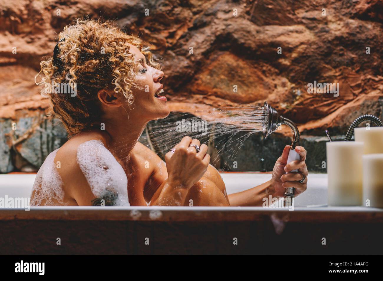 Gente duchándose fotografías e imágenes de alta resolución - Alamy