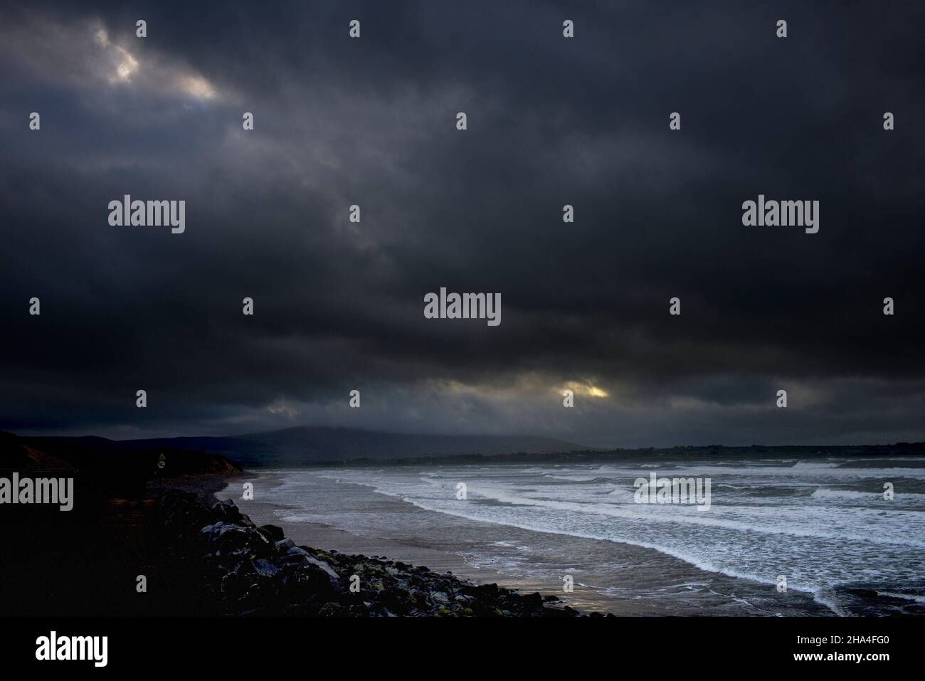 Clima muy tormentoso en la playa de Strandhill, Sligo, Irlanda, con cielos oscuros y pesados surg Foto de stock