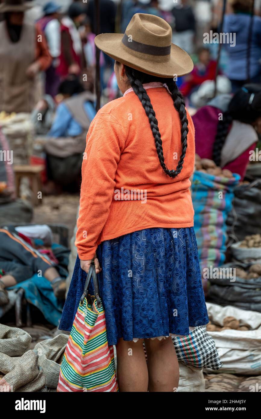 Mujer quechua, Mercado Domingo Pisac, Cusco, Perú Foto de stock