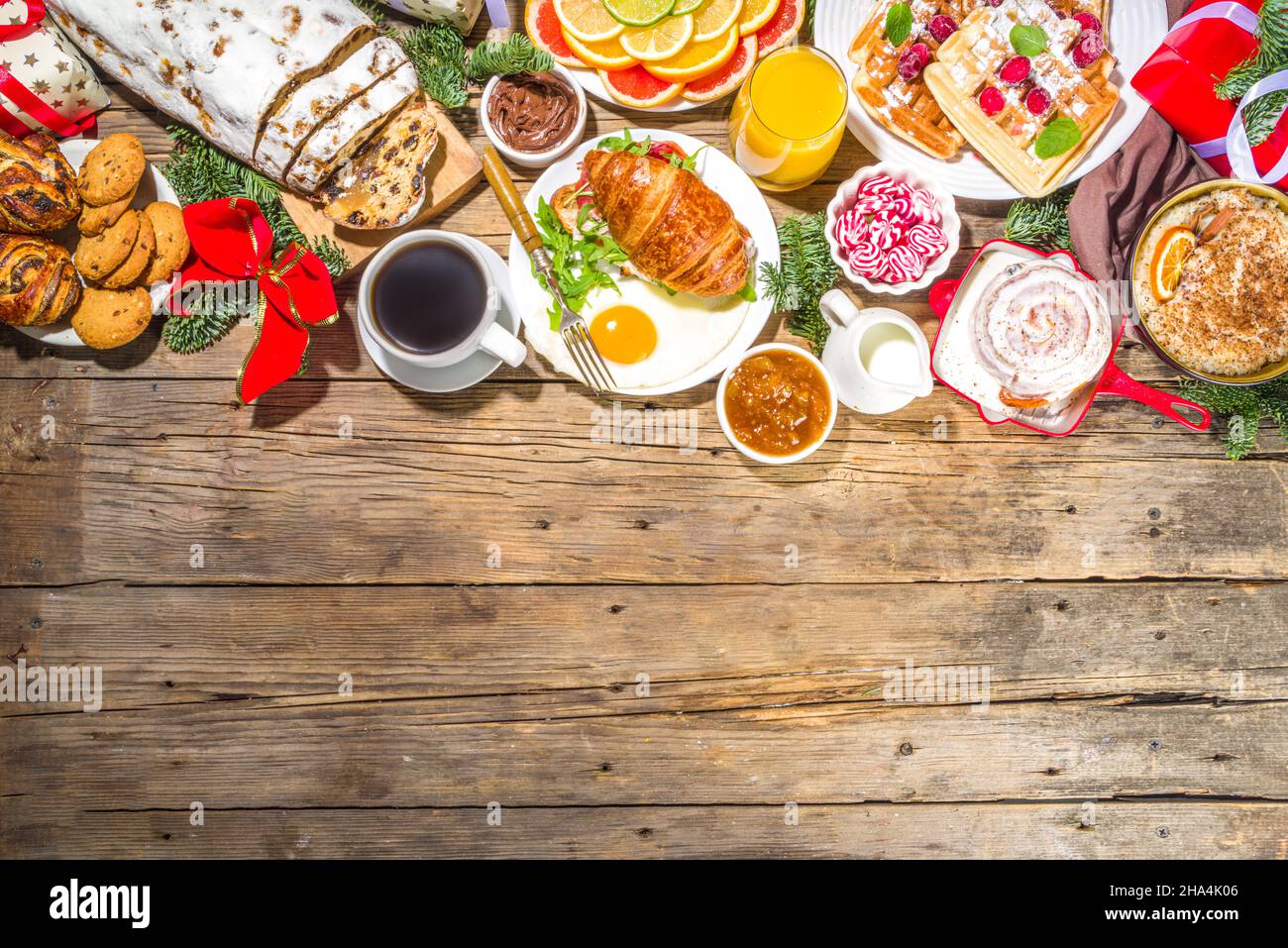 Desayuno navideño festivo por la mañana o mesa de desayuno-almuerzo, con  platos tradicionales: Tortitas, gofres belgas, huevos fritos, cruasanes,  robados, cookies, con Fotografía de stock - Alamy