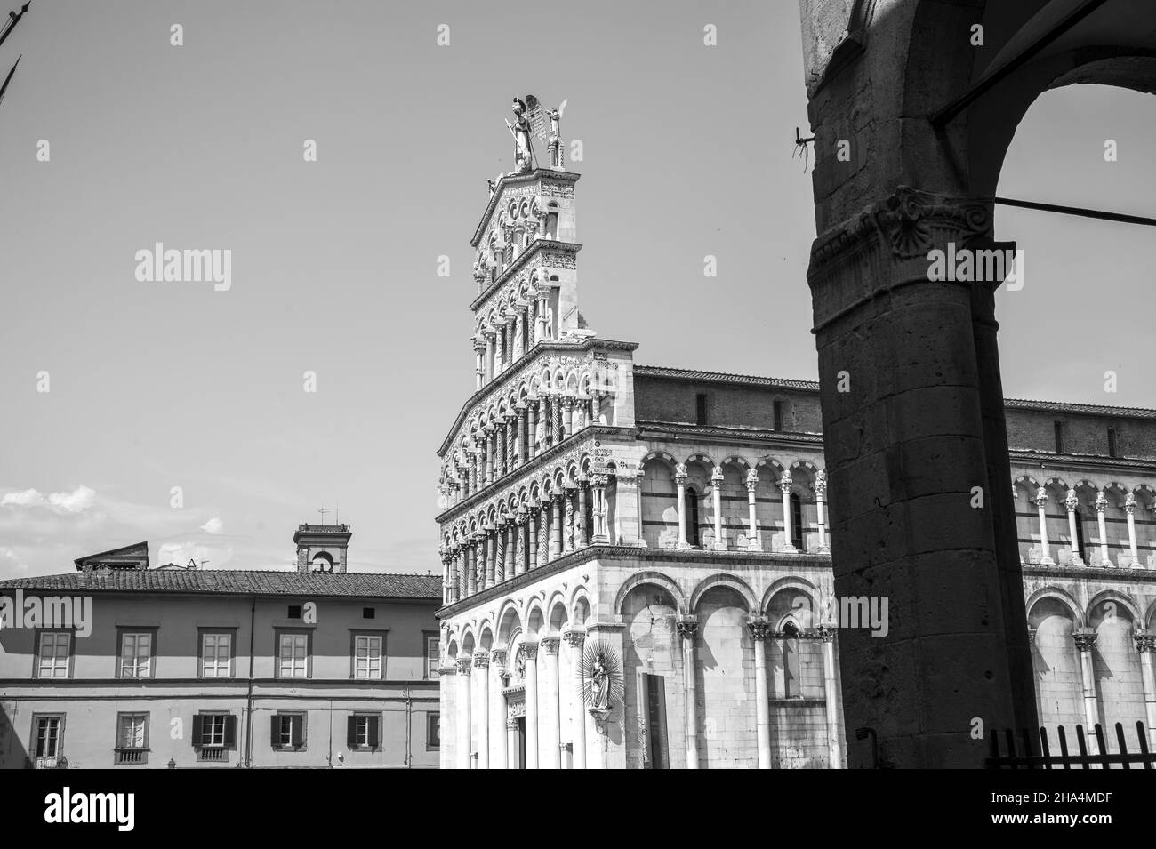 chiesa di san michele in foro st michael. basílica de la iglesia católica romana en la plaza de san michele en el centro histórico de la vieja ciudad medieval lucca en un día de verano con cielo claro, toscana, italia Foto de stock