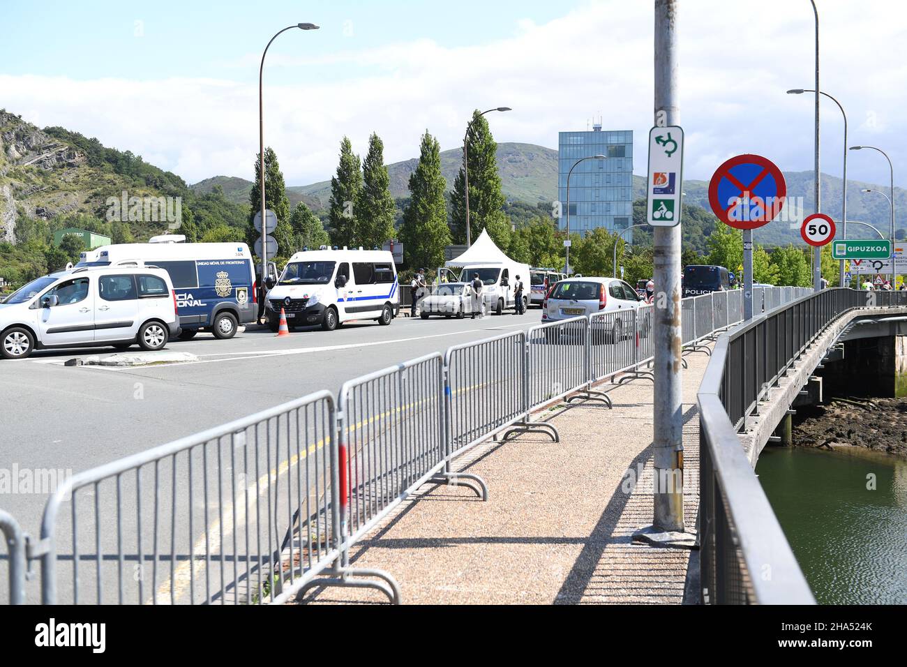 Vehículos policiales franceses y españoles durante un control debido a la cumbre de G7 (Credit Image: © Julen Pascual González) Foto de stock