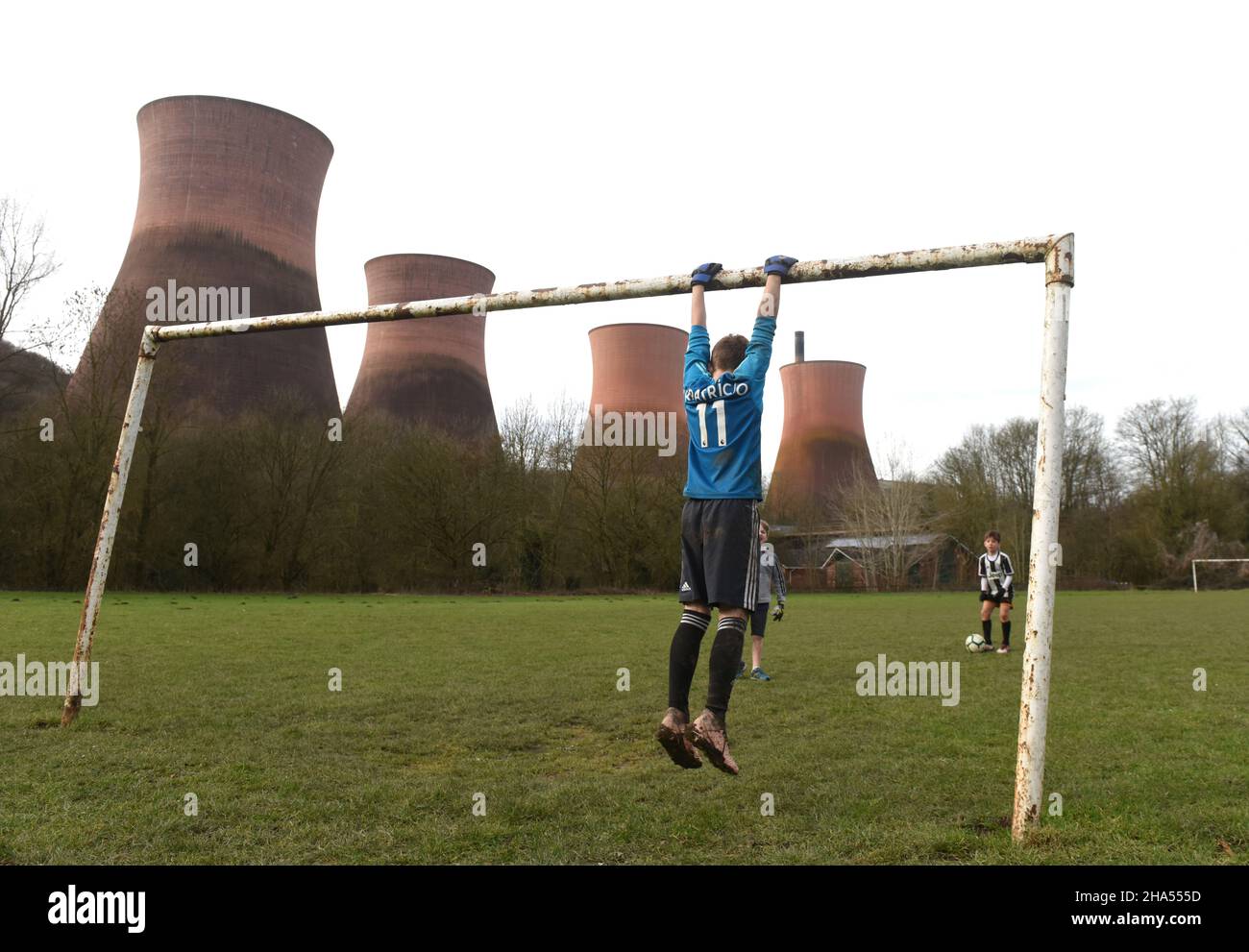 Chicos jugando al fútbol cerca de Ironbridge Power Station 2019 Picture by DAVID BAGNALL Foto de stock