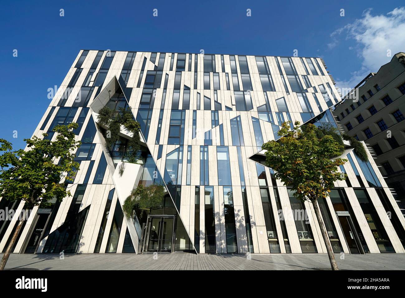 alemania,renania del norte-westfalia,düsseldorf,königsallee,kö-bogen,moderno edificio de oficinas futurista,plantas de fachada verde Foto de stock