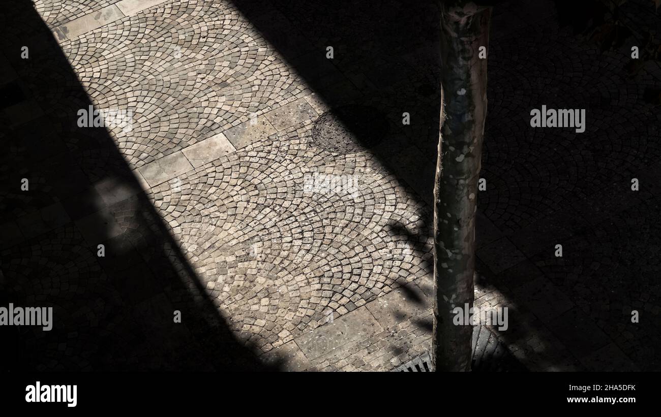 sombras sobre la plaza auguste stailhades en coursan. Foto de stock