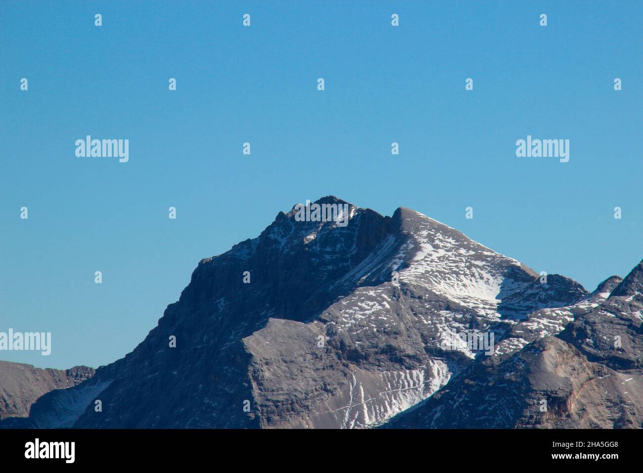 vista desde passamani panoramaweg (alemania, zona fronteriza) a la ödkarspitzen, el más alto de los tres picos es el ödkarspitze medio con 2745m,austria,tirol, Foto de stock