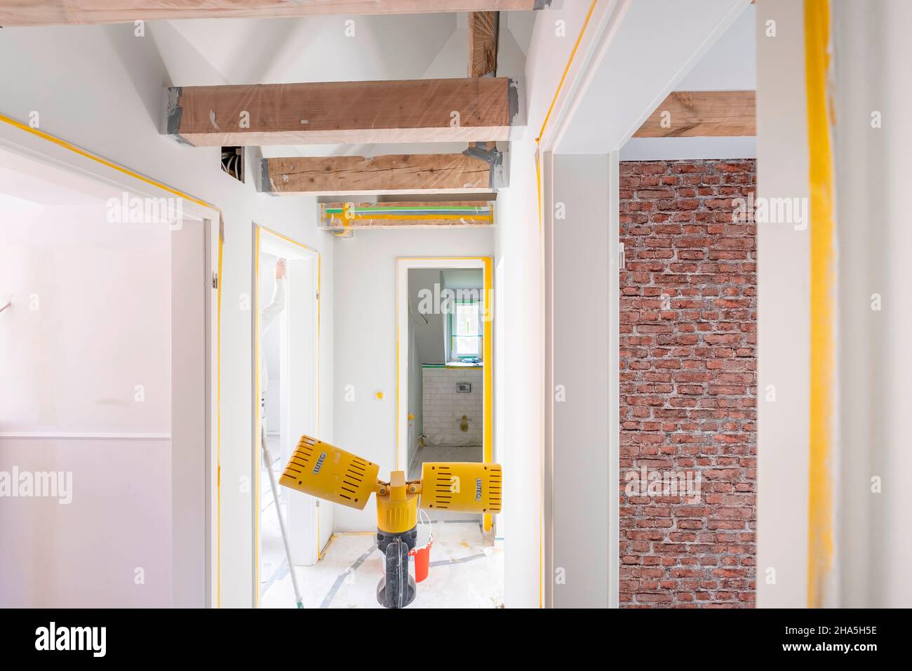 obra, reurbanización y renovación de un apartamento, pasillo vacío con techo de vigas de madera Foto de stock