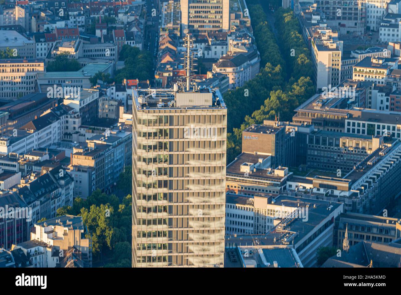 la torre de colonia (en alemán: kölnturm), un rascacielos de oficinas de 44 plantas situado en el distrito de 148,5-neustadt-nord de colonia, a 487 m (165,48 pies) de altura, o 542,9 m (köln pies), incluida su antena, capturado a través de zeppelin a primera hora de la mañana después del amanecer. pared de gladbacher, colonia, renania del norte-westfalia, alemania Foto de stock