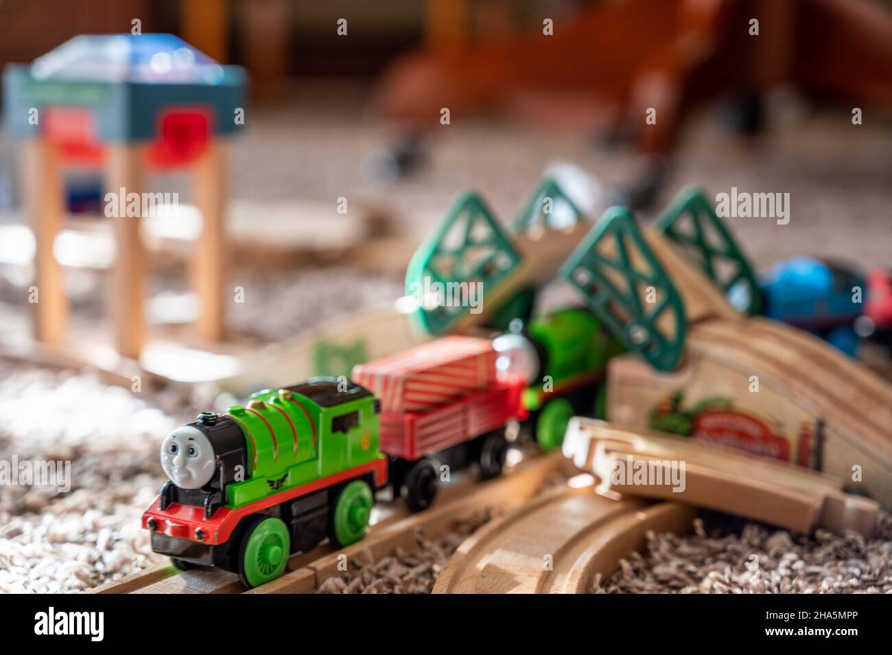 Tiffin, Iowa, USA - 3,2021: Modelo Thomas el tren en una pista de madera.  Thomas es un popular juguete infantil con temática de ferrocarril  Fotografía de stock - Alamy