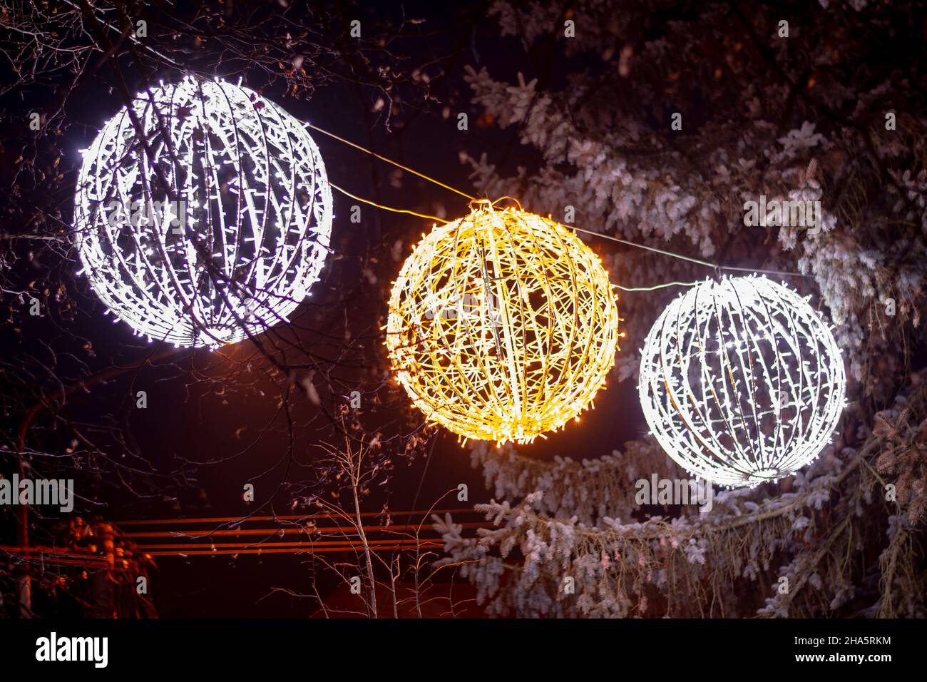 Bolas DE luz DE Navidad LED colgadas del árbol en el invierno. Decoración  de esferas de luz Fotografía de stock - Alamy